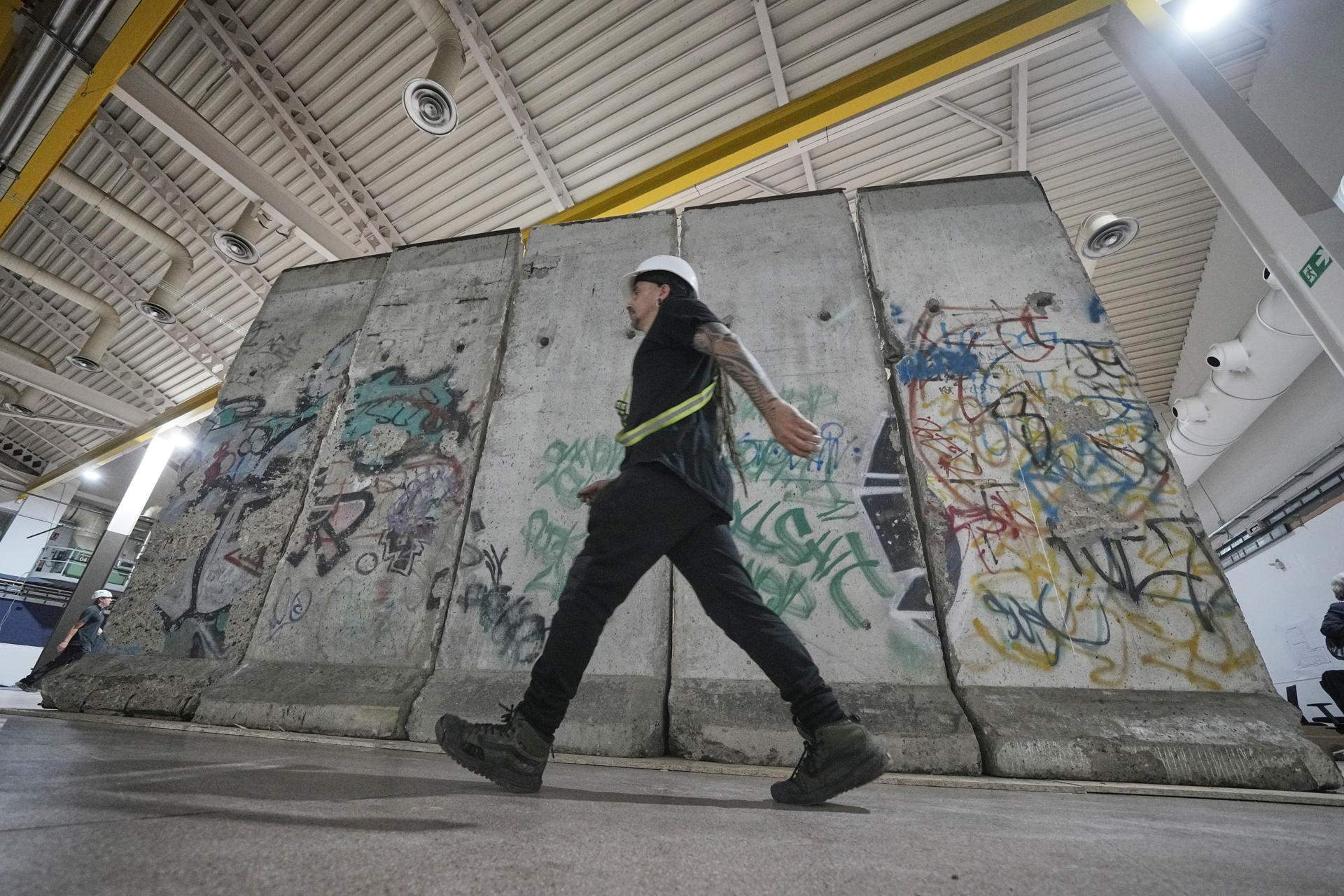 Un tros del mur de Berlín aterra a Barcelona en una exposició amb 200 objectes originals de la Guerra Freda