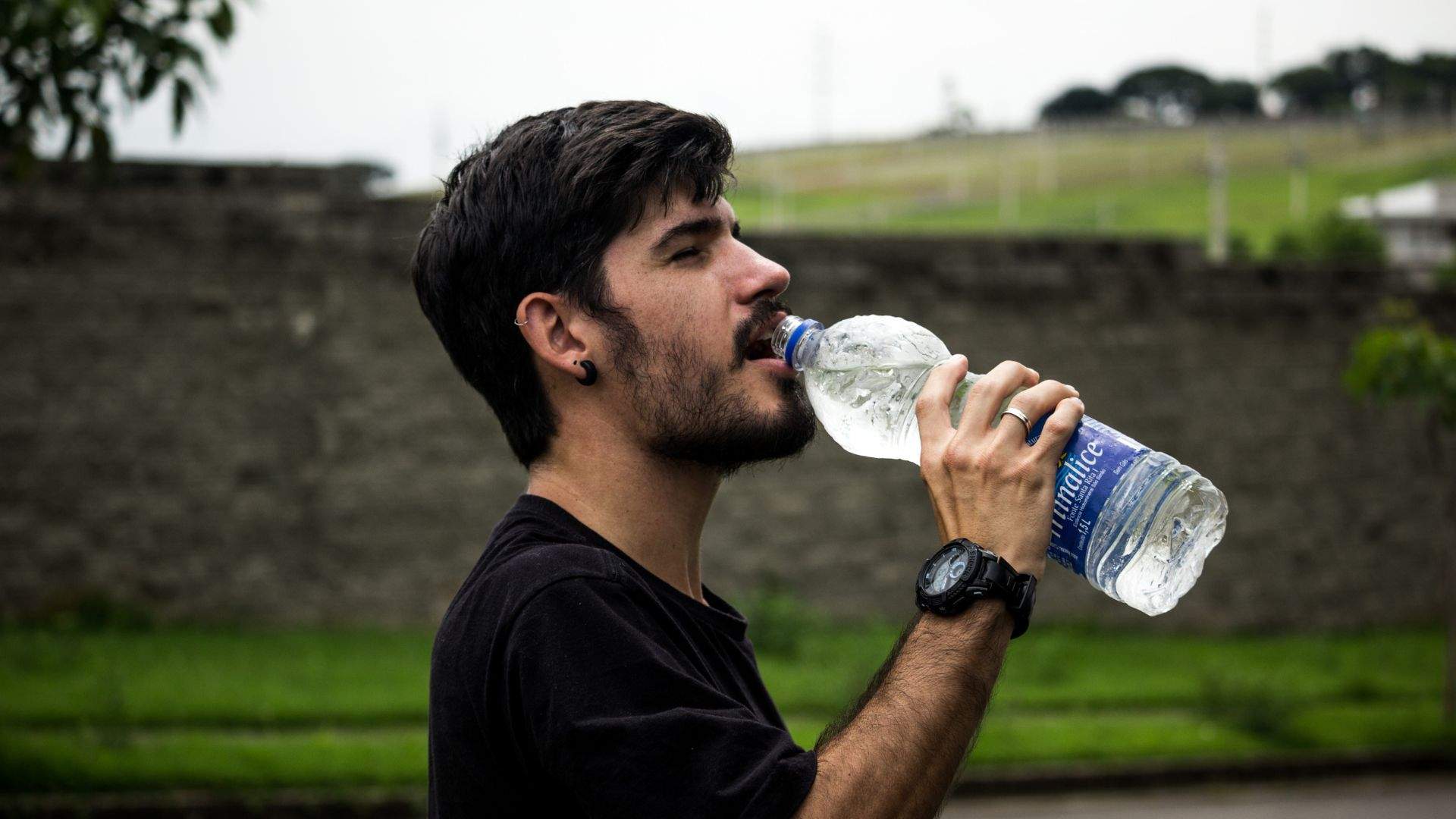 Beber del mismo envase varios días: el error que podrías estar cometiendo sin saberlo
