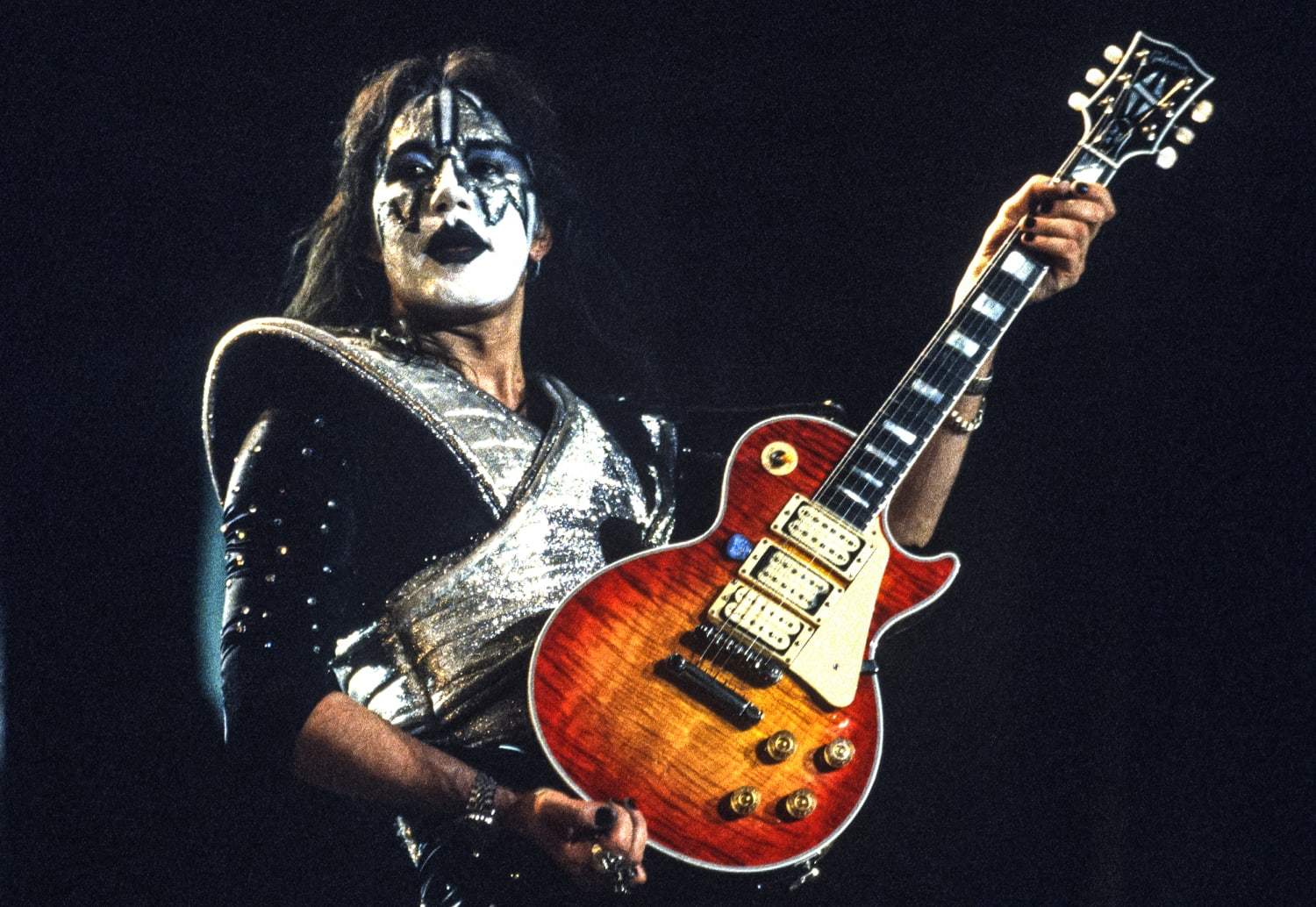 Muere Ace Frehley, guitarrista del legendario grupo de rock Kiss, a los 74 años