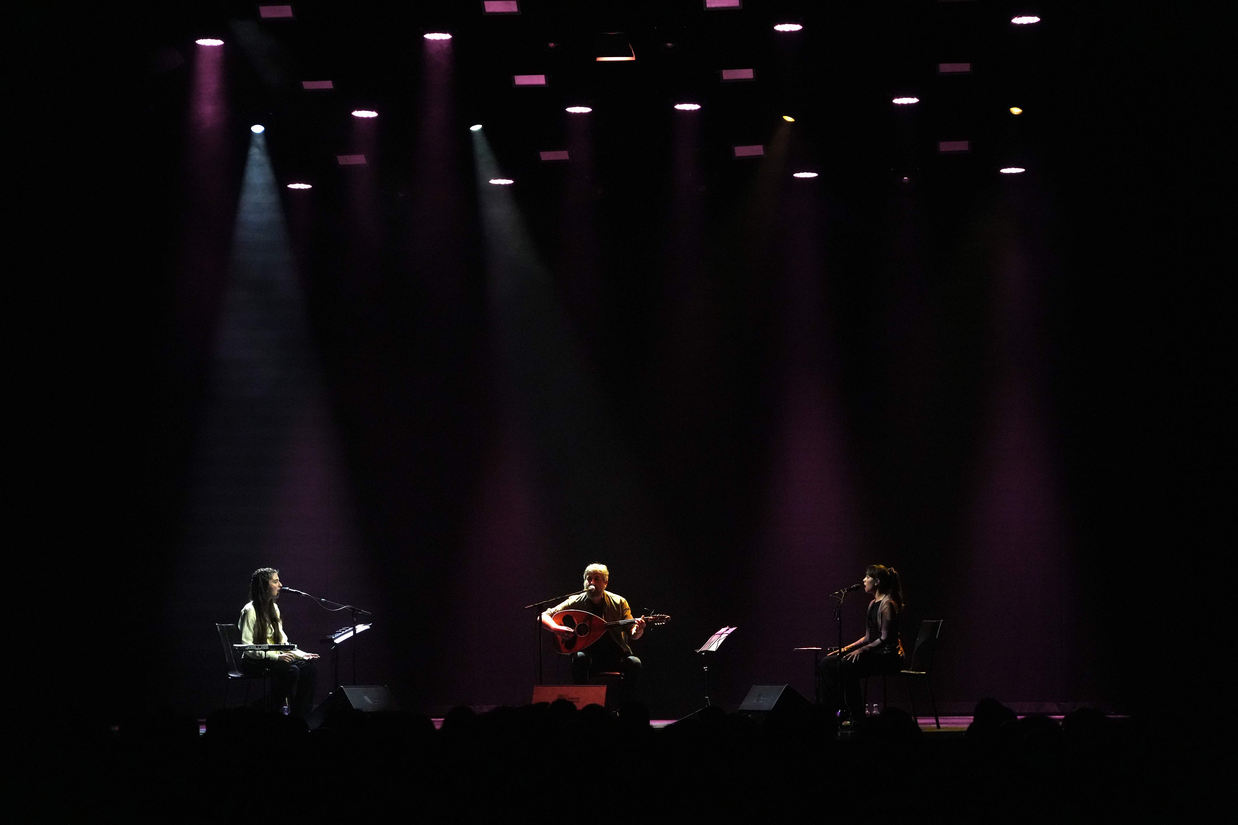 Tarta Relena y Giorgos Manolakis: tres voces y un silencio lleno de emoción