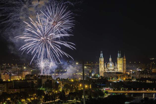 focs artificials el pilar Foto: Javier Belver / Efe focs artificials el pilar Foto: Javier Belver / Efe
