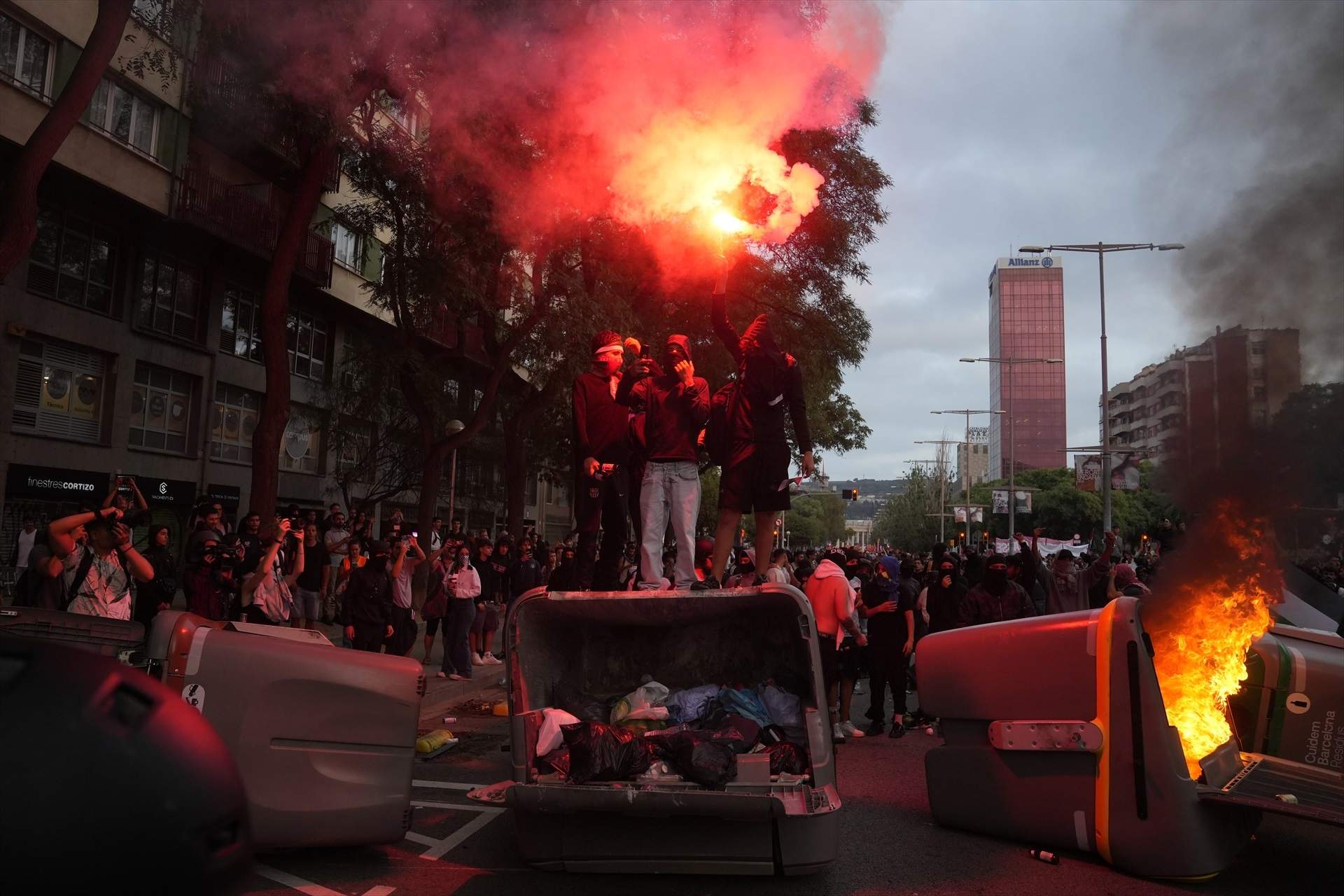 La vaga general a Barcelona, la dana a la Ràpita i més: la volta al món en 15 fotos