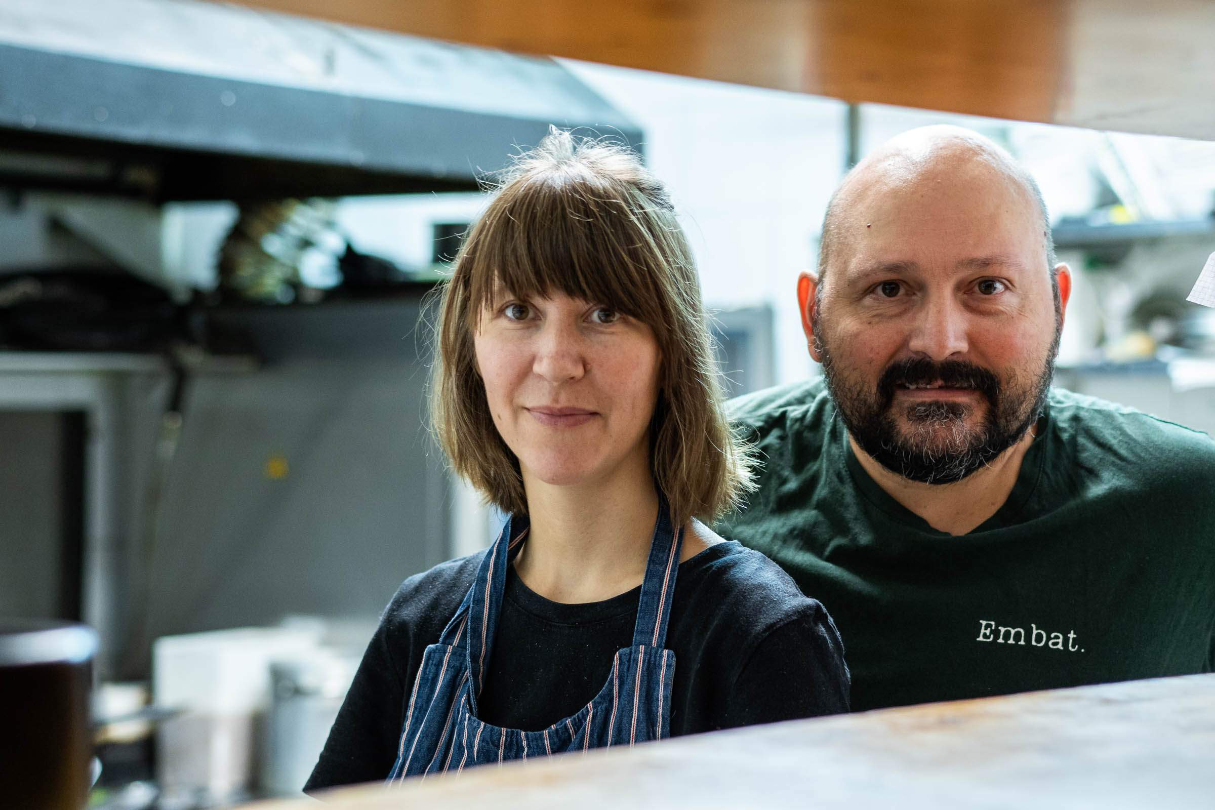 El restaurante de Barcelona que resiste los embates con una cocina de mercado vibrante