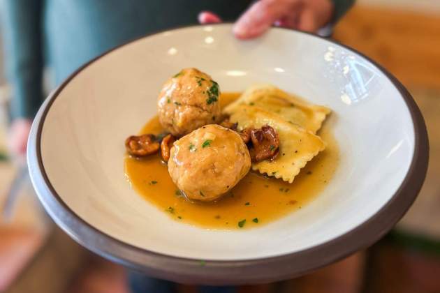 Las albóndigas de pollo, ravioli y limón de Embat / Foto: Marta Garreta Las albóndigas de pollo, ravioli y limón de Embat / Foto: Marta Garreta