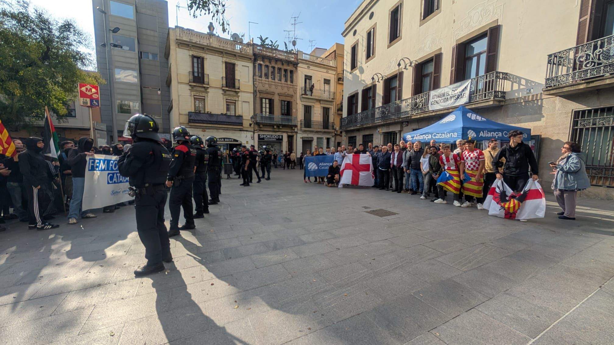 Tensió a Sant Andreu: els mossos carreguen contra manifestants que boicotejaven la carpa d'Aliança Catalana