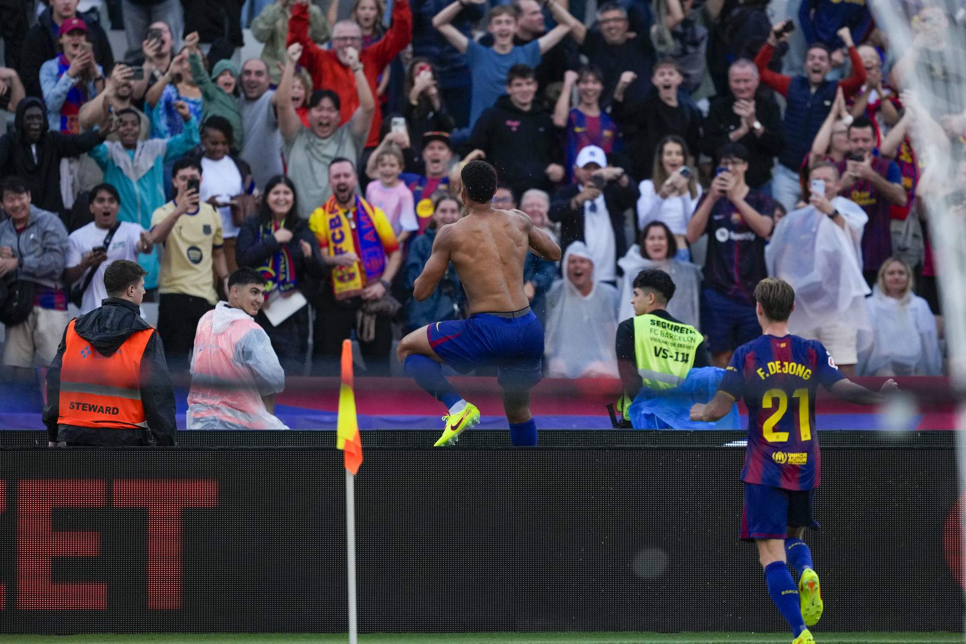 El Barça regna en el descontrol contra el Girona gràcies a un heroic Araujo (2-1)