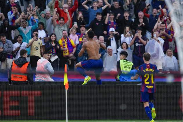 Ronald Araujo celebra el gol de la victoria del Barça contra el Girona / Foto: EFE Ronald Araujo celebra el gol de la victoria del Barça contra el Girona / Foto: EFE