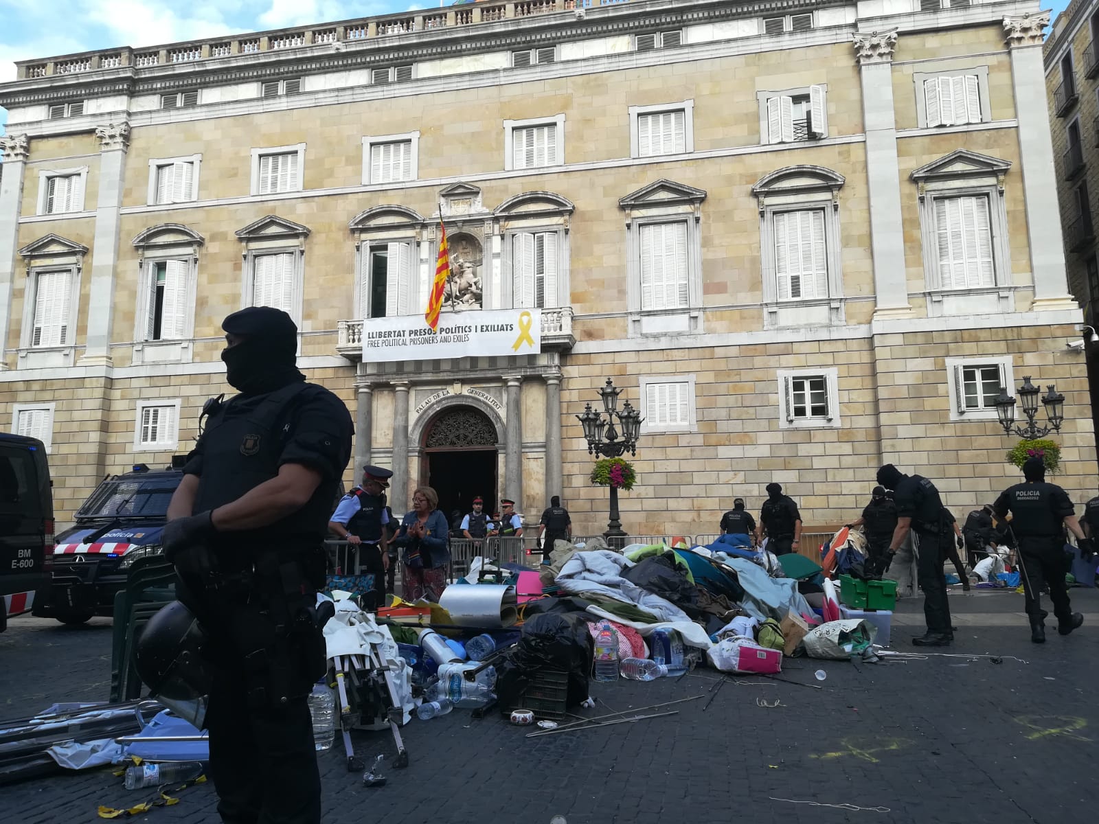 Los Mossos desalojan la acampada de plaza Sant Jaume