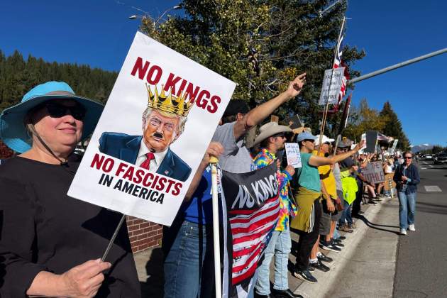 EuropaPress 7037751 18 october 2025 us truckee protesters take part in no kings protest in (1) EuropaPress 7037751 18 october 2025 us truckee protesters take part in no kings protest in (1)