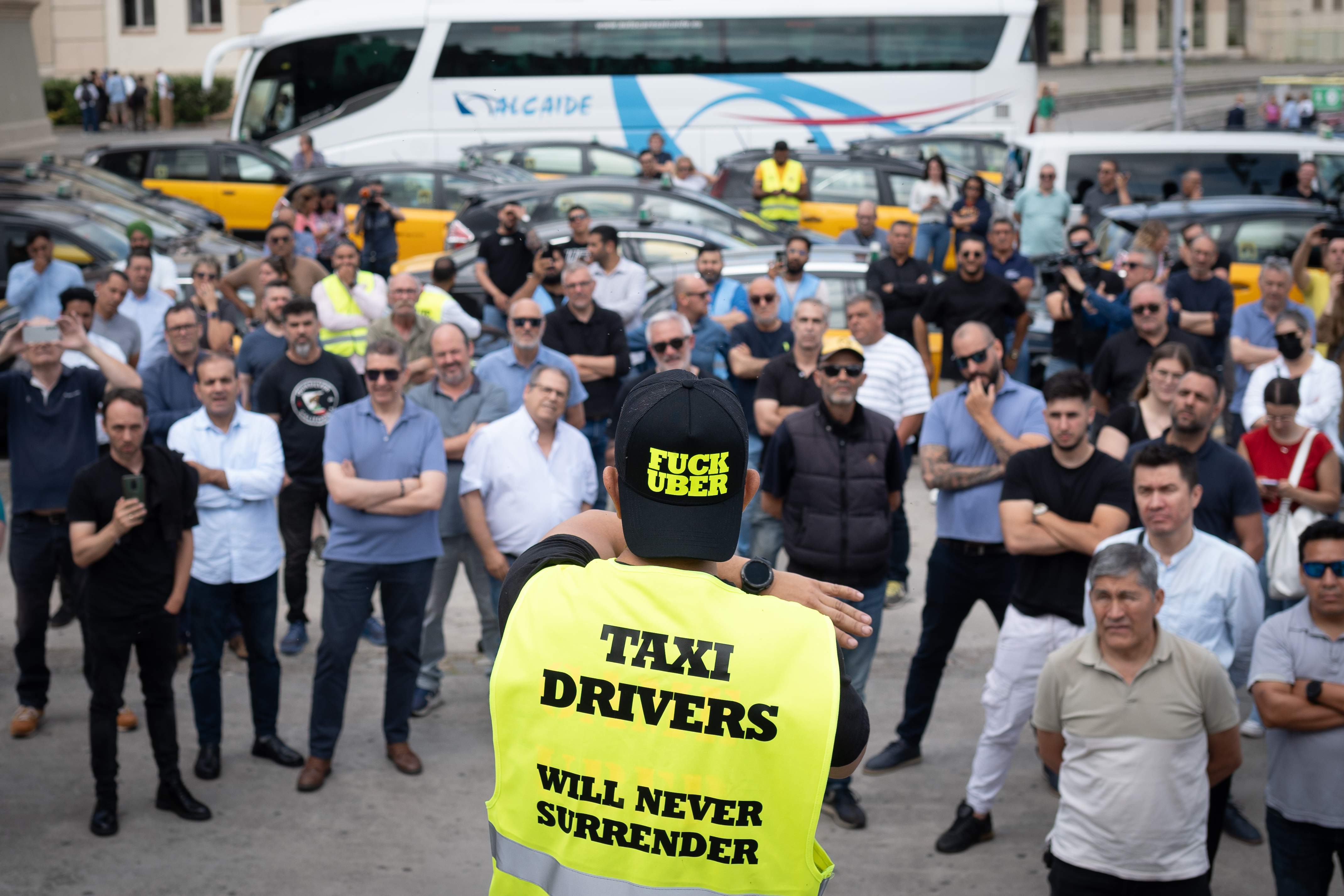 El acuerdo del Barça con Uber enciende a Élite Taxi, que reacciona convocando un “paro total” este martes