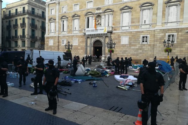 Desallotgen acampats sant jaume 2   Robert Southon