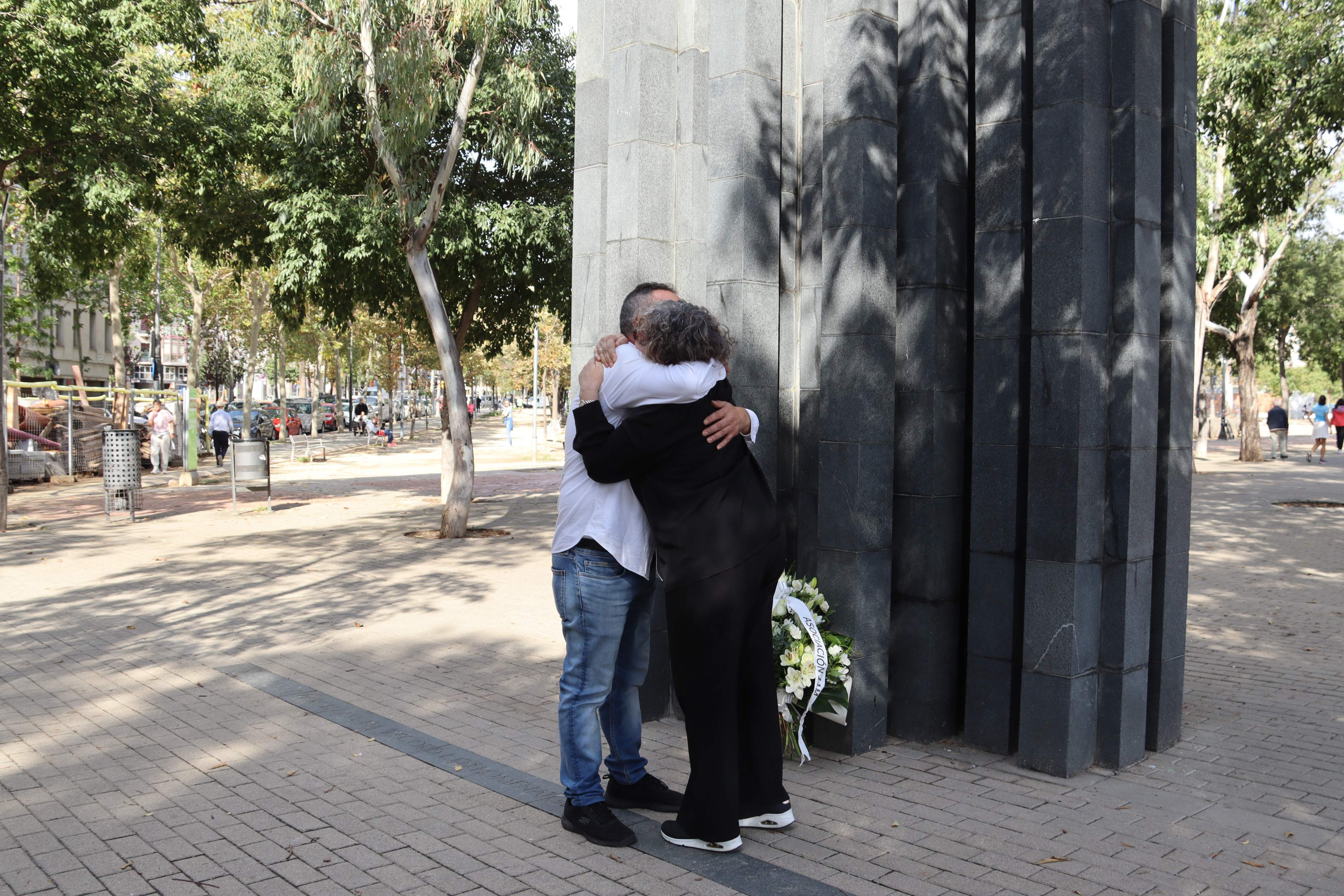 Javier Martínez, víctima de los atentados del 17 A, y Marisol Pérez, del 11 M, se abrazan delante del monumento de las víctimas de terrorismo (ACN) Javier Martínez, víctima de los atentados del 17 A, y Marisol Pérez, del 11 M, se abrazan delante del monumento de las víctimas de terrorismo (ACN)