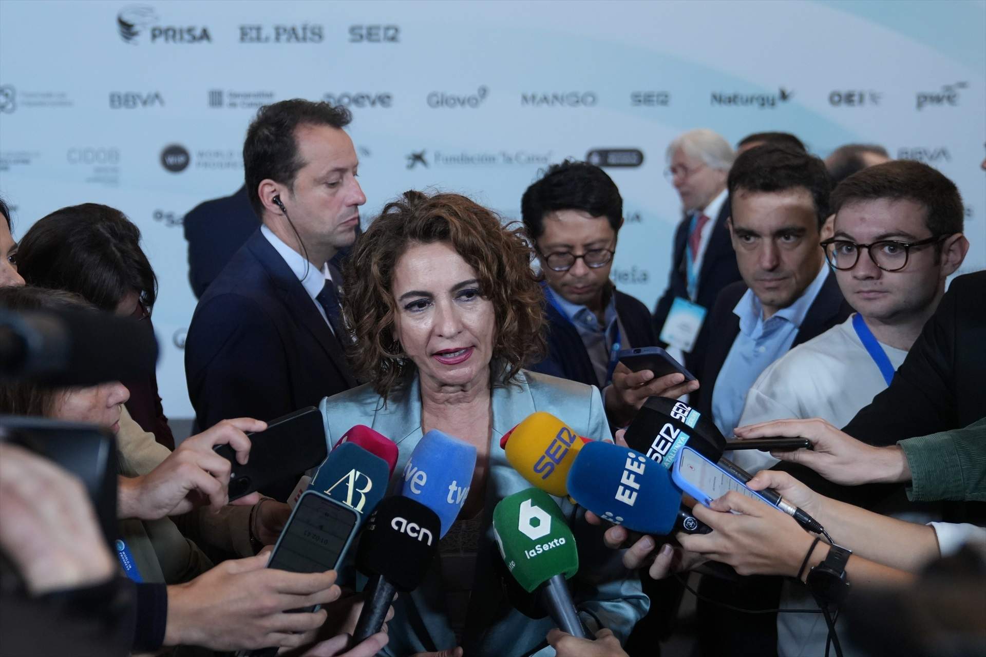 Montero, optimista con los contactos con Junts por los presupuestos, pero admite que hace falta más diálogo