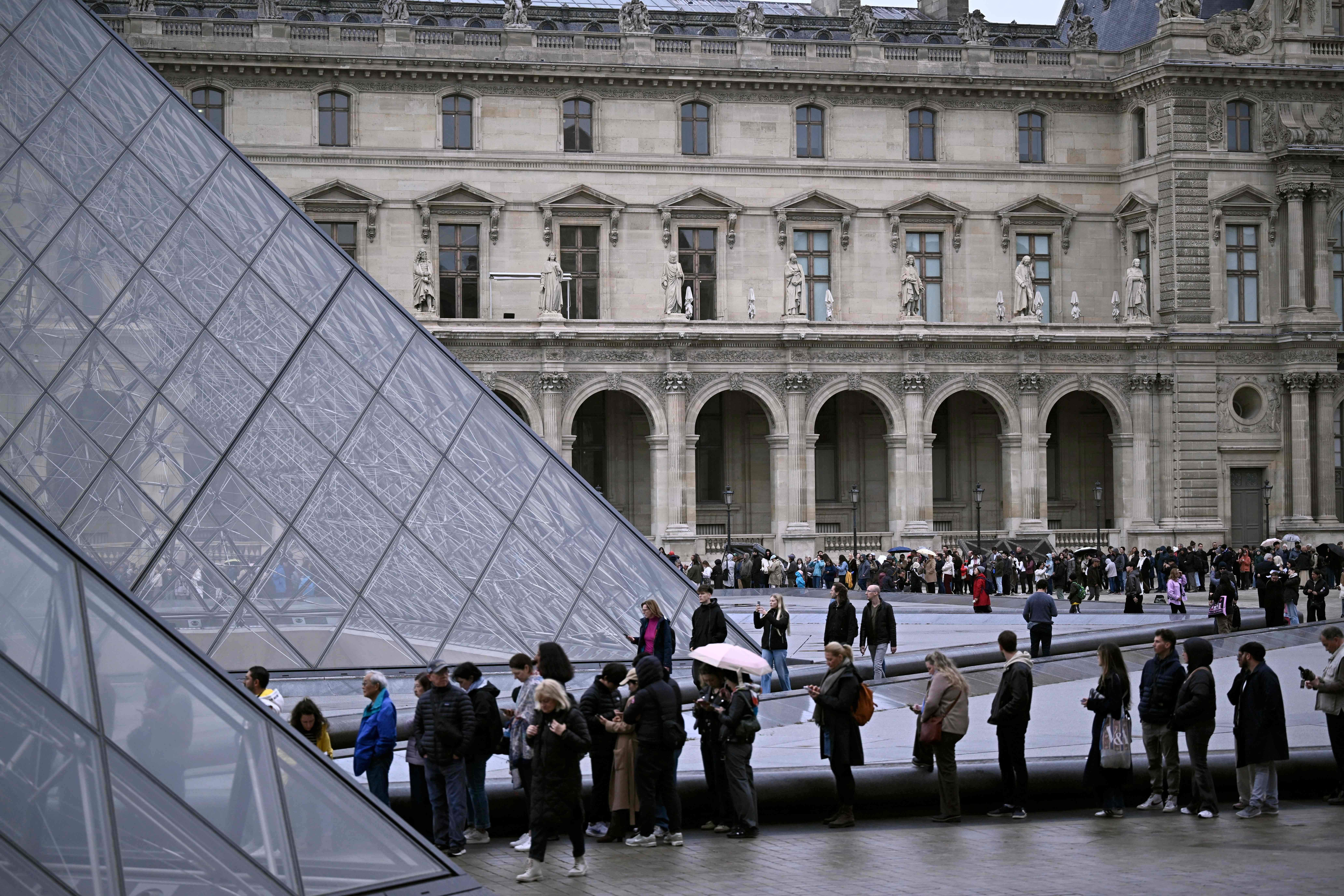 Los graves errores de seguridad que permitieron el robo en el Louvre: Francia admite décadas de negligencias