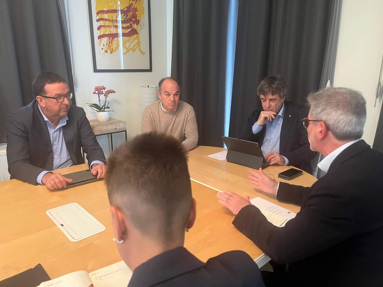 Carles Puigdemont i Jordi Turull es reuneixen a Waterloo amb diversos alcaldes de Junts
