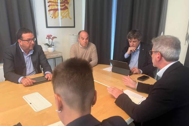 Carles Puigdemont i Jordi Turull es reuneixen amb diversos alcaldes de Junts a Wataerloo
