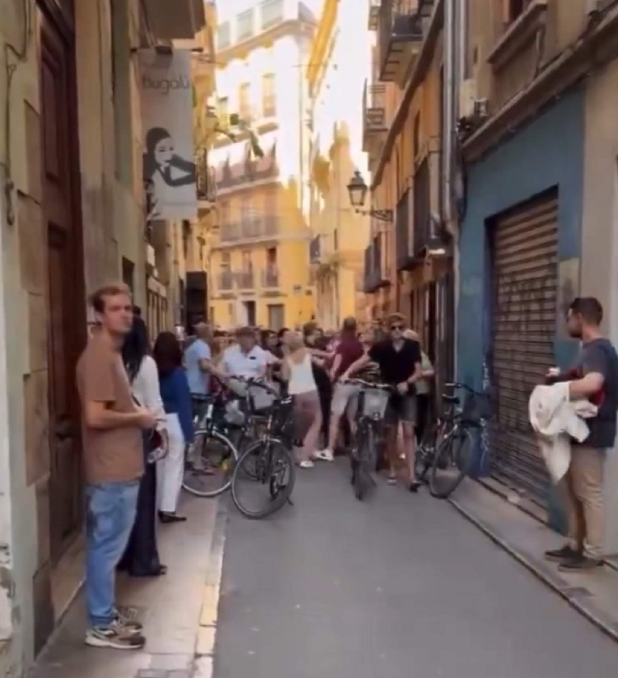 VÍDEO | "¡Fuera! ¡Fuera!": los gritos de los vecinos de València contra un grupo de turistas en bicicleta