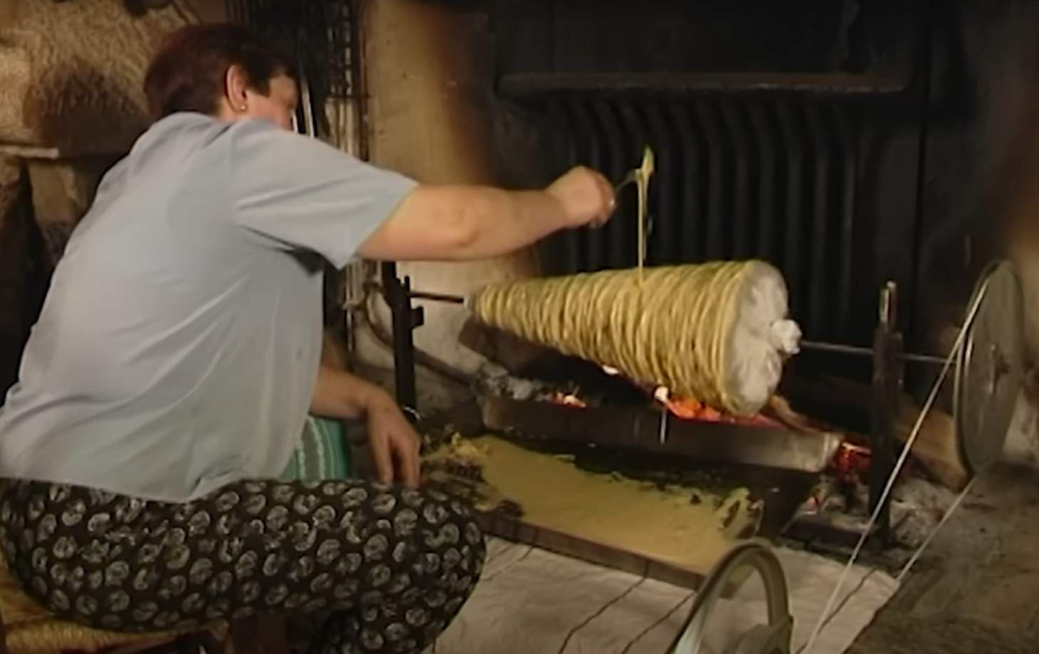 El kebab dulce típico del Pirineo que se hace con 100 huevos y se conserva durante un año
