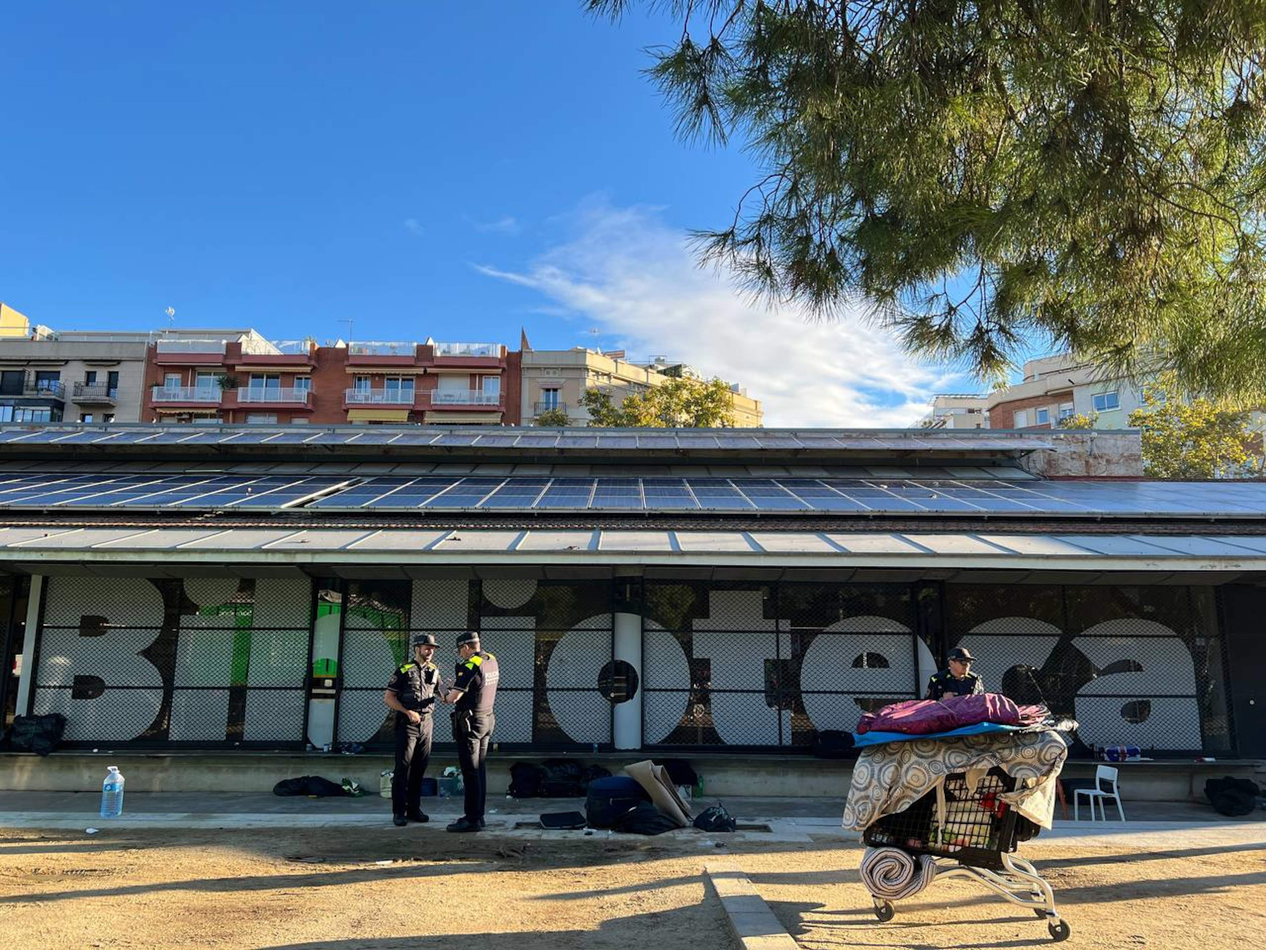 La policía desaloja el campamento del parque Joan Miró, donde vivían decenas de personas sin hogar