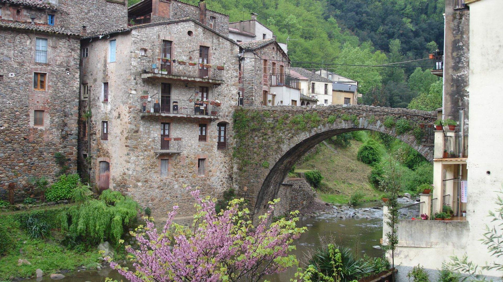 El pueblo ideal de Girona para visitar este otoño: calles empedradas y un puente encantador El pueblo ideal de Girona para visitar este otoño: calles empedradas y un puente encantador