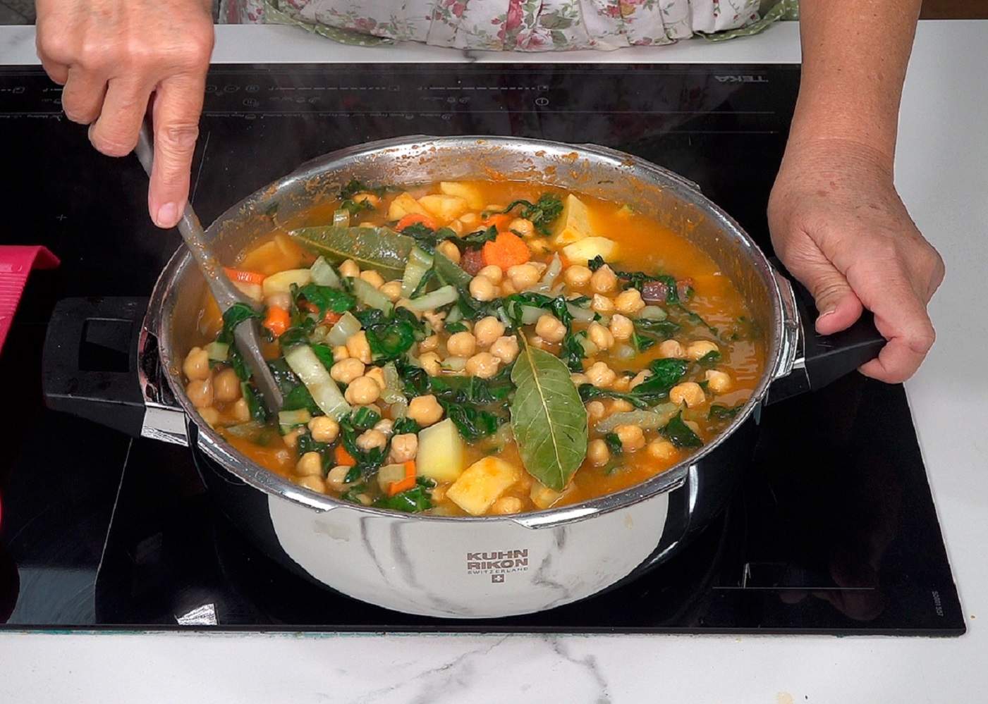 Guiso rápido de garbanzos con acelgas y huevo: el plato de otoño perfecto