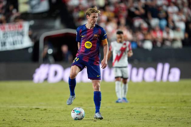 EuropaPress 6926841 frenkie jong of fc barcelona controls the ball during the spanish league EuropaPress 6926841 frenkie jong of fc barcelona controls the ball during the spanish league