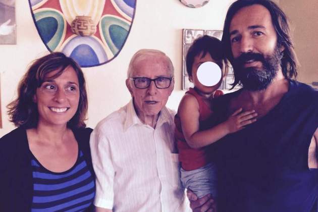 Clara Segura y Florenci Ferrer con Pere Casaldaliga y su hijo Instagram (1) Clara Segura y Florenci Ferrer con Pere Casaldaliga y su hijo Instagram (1)