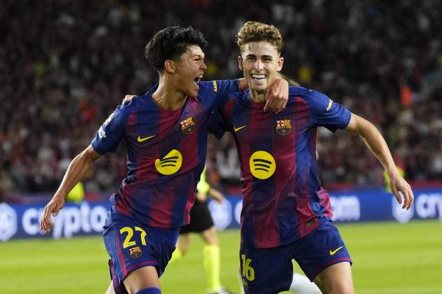 Fermín López i Dro celebren un gol del Barça a la Champions / Foto: EFE Fermín López i Dro celebren un gol del Barça a la Champions / Foto: EFE