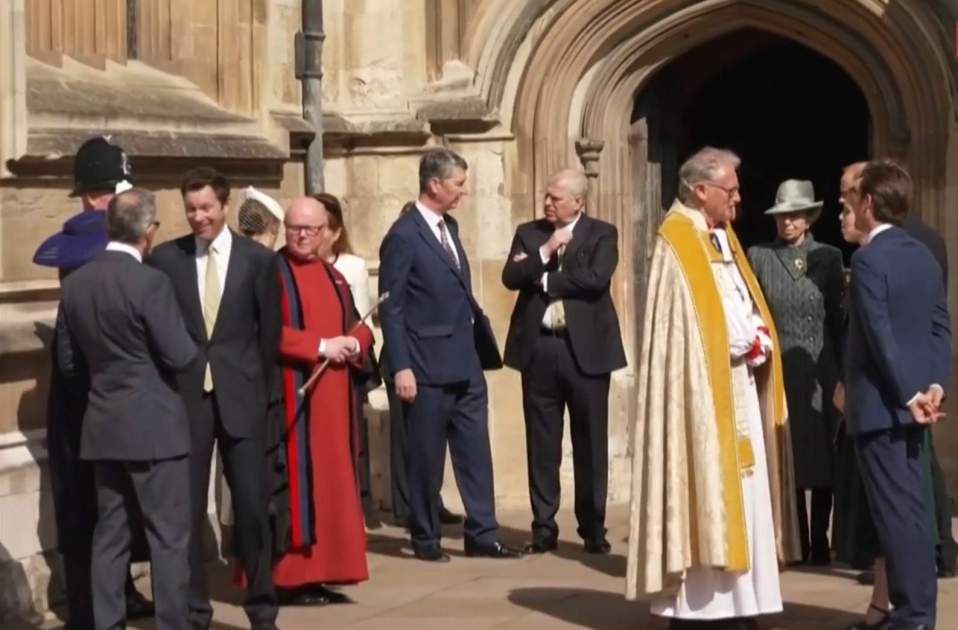 Adreu d'Anglaterra amb cames i jaqueta obertes a la missa de Pasqua, EFE Andrés de Inglaterra con piernas y chaqueta abiertas en la misa de Pascua, EFE