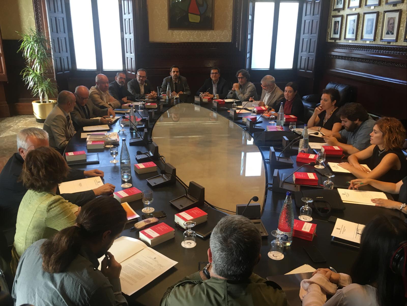 L'acord de JxCat i ERC: No suspendre els diputats però "designar" el seu vot