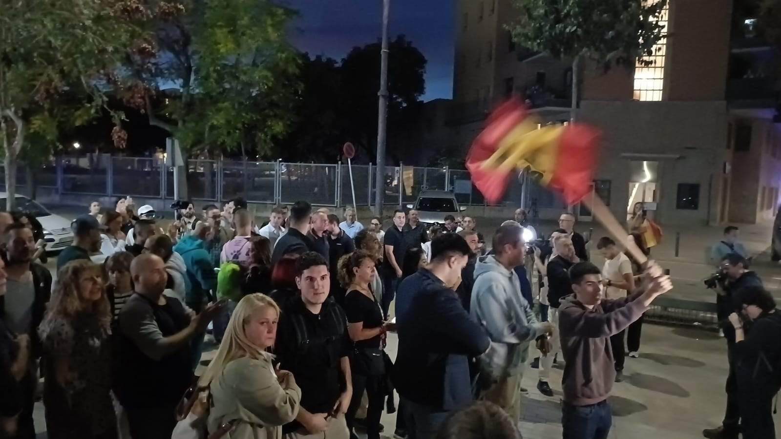 Tensión en Sabadell por un acto de Vox contra las clases en árabe: lanzan piedras y huevos a Garriga