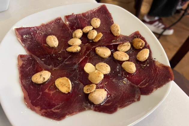 Cecina de León con almendras Bar Bodega Costa Brava / Foto: Rosa Molinero Trias Cecina de León con almendras Bar Bodega Costa Brava / Foto: Rosa Molinero Trias