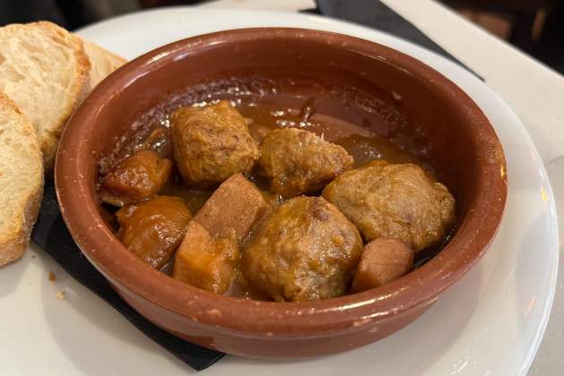 Albóndigas con sepia Bar Bodega Costa Brava / Foto: Rosa Molinero Trias Albóndigas con sepia Bar Bodega Costa Brava / Foto: Rosa Molinero Trias