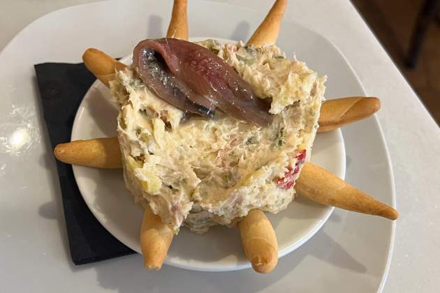 Ensaladilla Bar Bodega Costa Brava / Foto: Rosa Molinero Trias Ensaladilla Bar Bodega Costa Brava / Foto: Rosa Molinero Trias
