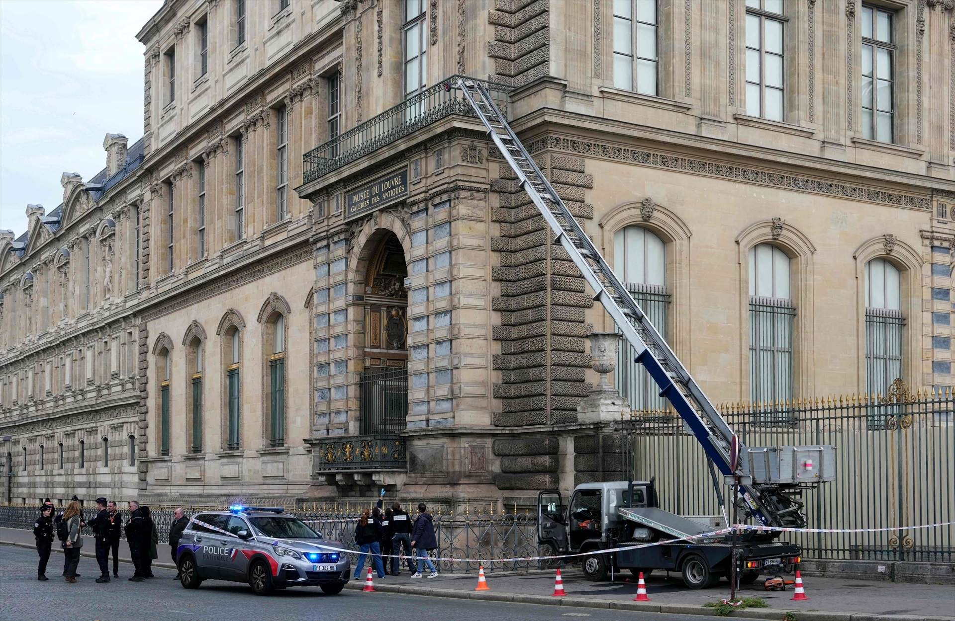 VÍDEO | Així van fugir els lladres del Louvre a través del muntacàrregues