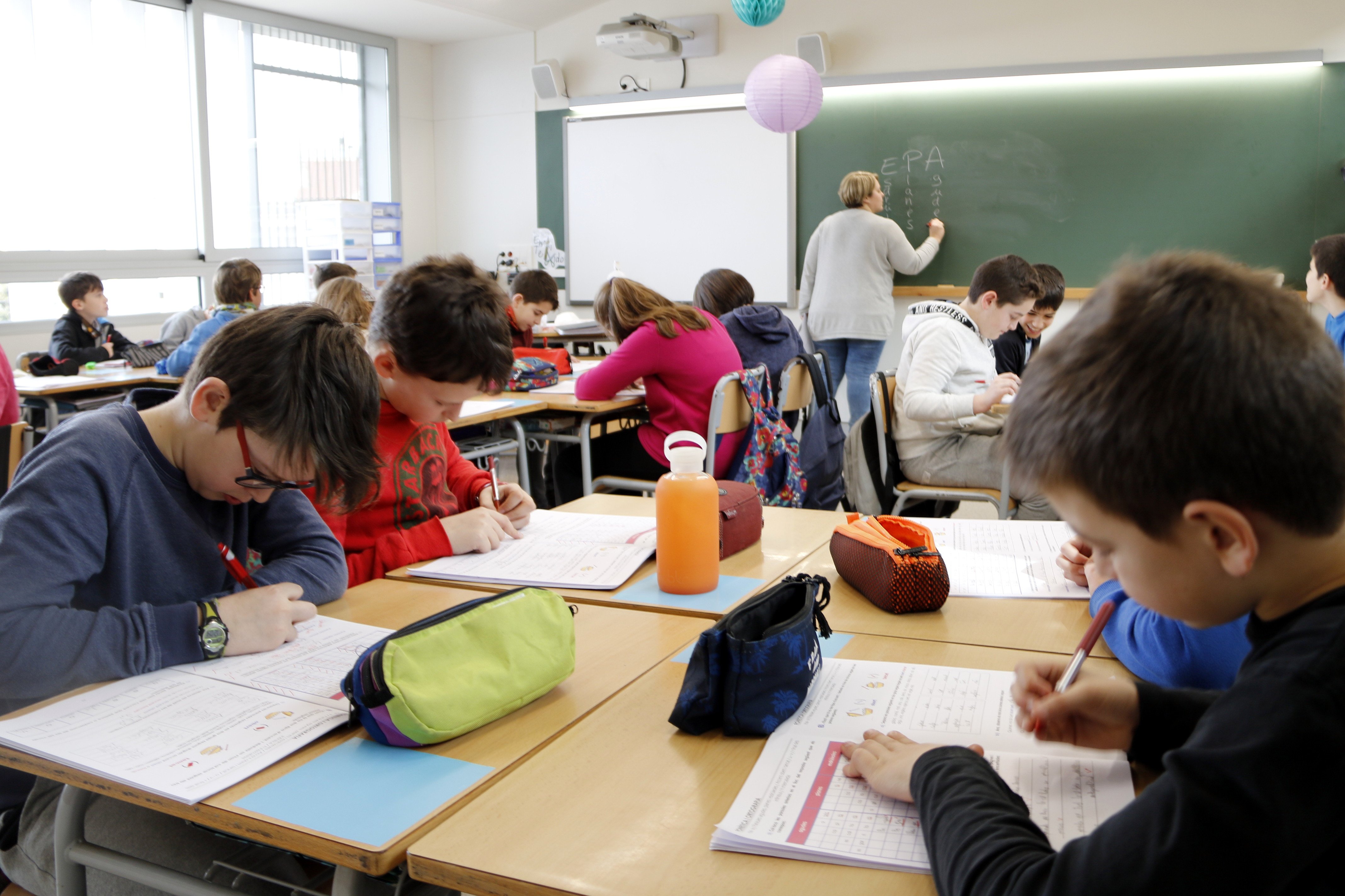 El val escolar serà finalment de 60 euros el curs 2024-2025: qui el pot demanar?