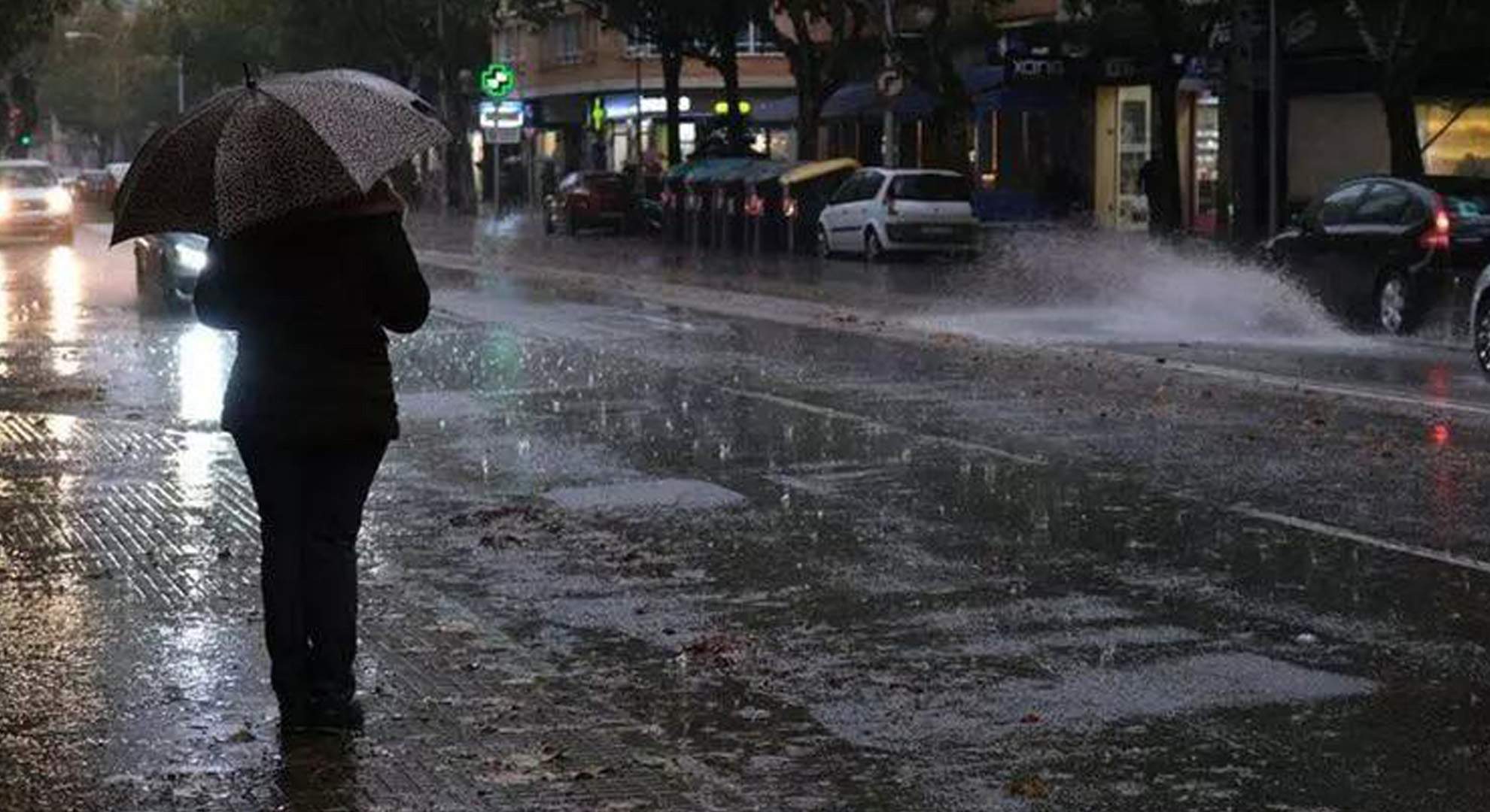 Fin de semana de lluvias, paraguas y batacazo de temperaturas en Catalunya