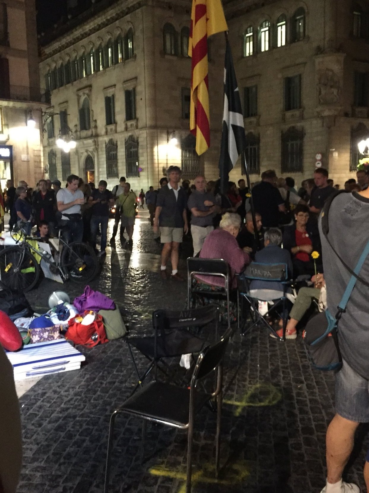 Responden al desalojo de la acampada con una concentración en plaza Sant Jaume