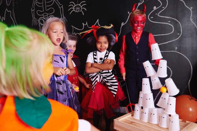 Imatge d'arxiu d'uns infants disfressats a Halloween Imatge d'arxiu d'uns infants disfressats a Halloween