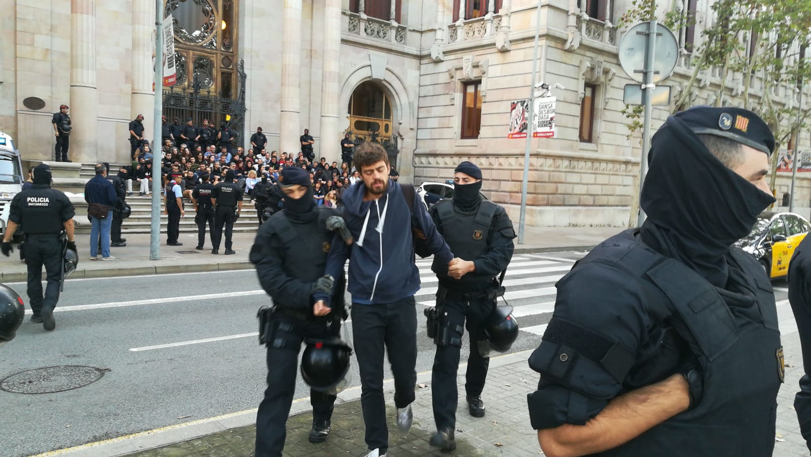 Los Mossos desalojan los CDR concentrados delante del TSJC