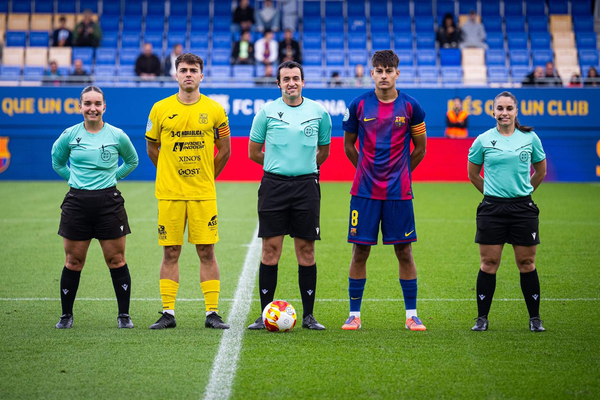De bojos: es demana per megafonia si hi ha un àrbitre per la lesió del col·legiat del duel del Barça Atlètic De bojos: es demana per megafonia si hi ha un àrbitre per la lesió del col·legiat del duel del Barça Atlètic