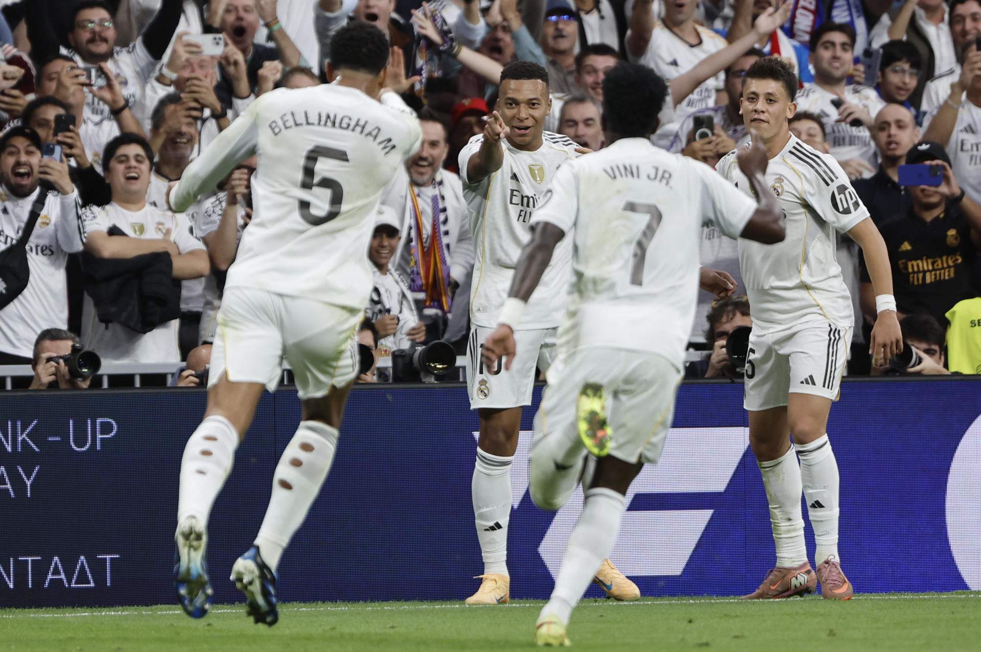Un Barça inofensiu cau al Clàssic contra el Reial Madrid (2-1) i es despenja a la Lliga Un Barça inofensiu cau al Clàssic contra el Reial Madrid (2-1) i es despenja a la Lliga