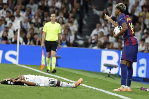Lamine Yamal se queja durante el Clásico entre el Real Madrid y el Barça / Foto: EFE Lamine Yamal se queja durante el Clásico entre el Real Madrid y el Barça / Foto: EFE