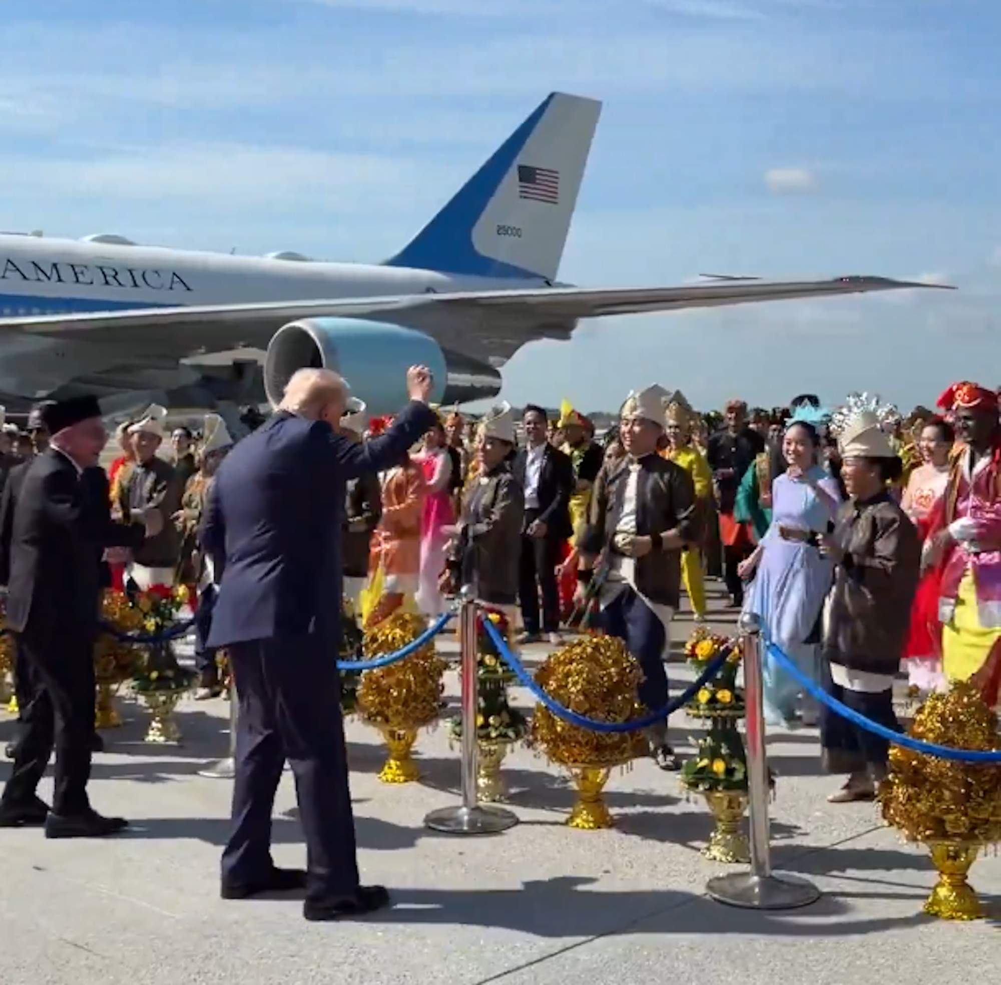 Trump aterriza en Malasia al ritmo de los tambores y eclipsa las redes con su característico baile | VÍDEO Trump aterriza en Malasia al ritmo de los tambores y eclipsa las redes con su característico baile | VÍDEO