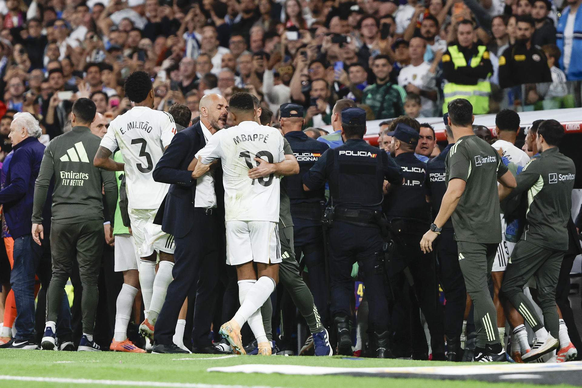 Els jugadors del Reial Madrid encenen dues tanganes i obliguen a intervenir la policia al Bernabéu Els jugadors del Reial Madrid encenen dues tanganes i obliguen a intervenir la policia al Bernabéu
