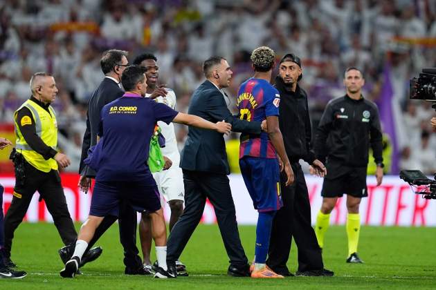 EuropaPress 7057765 lamine yamal of fc barcelona fight with vinicius junior of real madrid cf EuropaPress 7057765 lamine yamal of fc barcelona fight with vinicius junior of real madrid cf