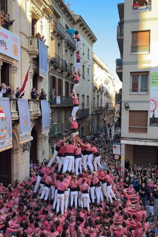 Pilar de 8 de la Colla Vella dels Xiquets de Valls / @collavella Pilar de 8 de la Colla Vella dels Xiquets de Valls / @collavella