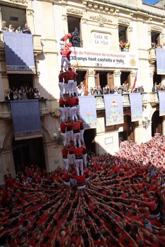 El 4 de 9 'sense folre' de la Colla Jove Xiquets de Valls / @JoveValls El 4 de 9 'sense folre' de la Colla Jove Xiquets de Valls / @JoveValls
