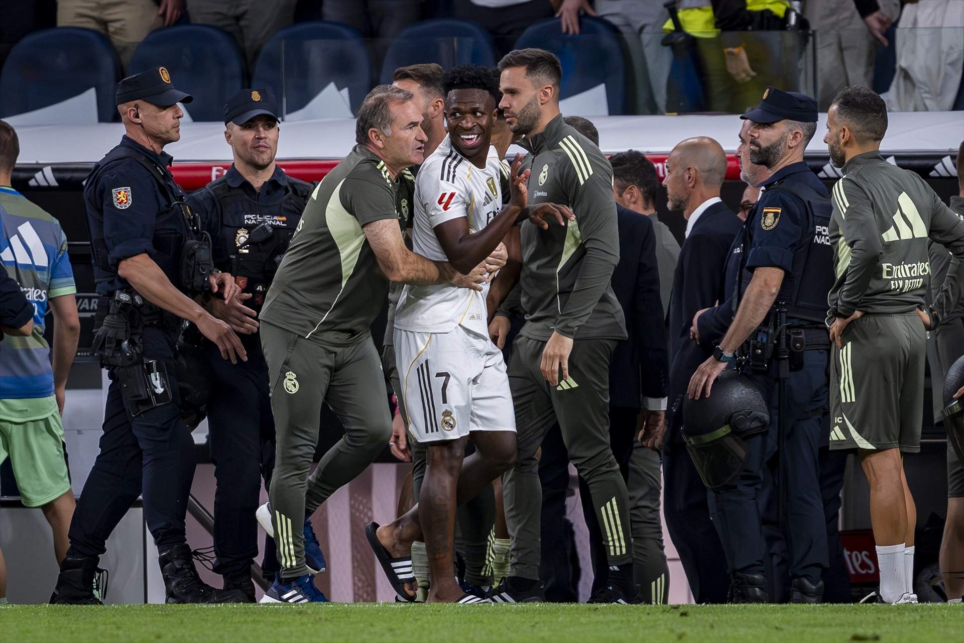 El nou xou de Vinícius al Clàssic provoca un terratrèmol: el Reial Madrid estudia sancionar-lo El nou xou de Vinícius al Clàssic provoca un terratrèmol: el Reial Madrid estudia sancionar-lo