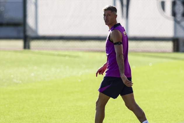 EuropaPress 6922769 robert lewandowski during the training day of fc barcelona ahead the EuropaPress 6922769 robert lewandowski during the training day of fc barcelona ahead the